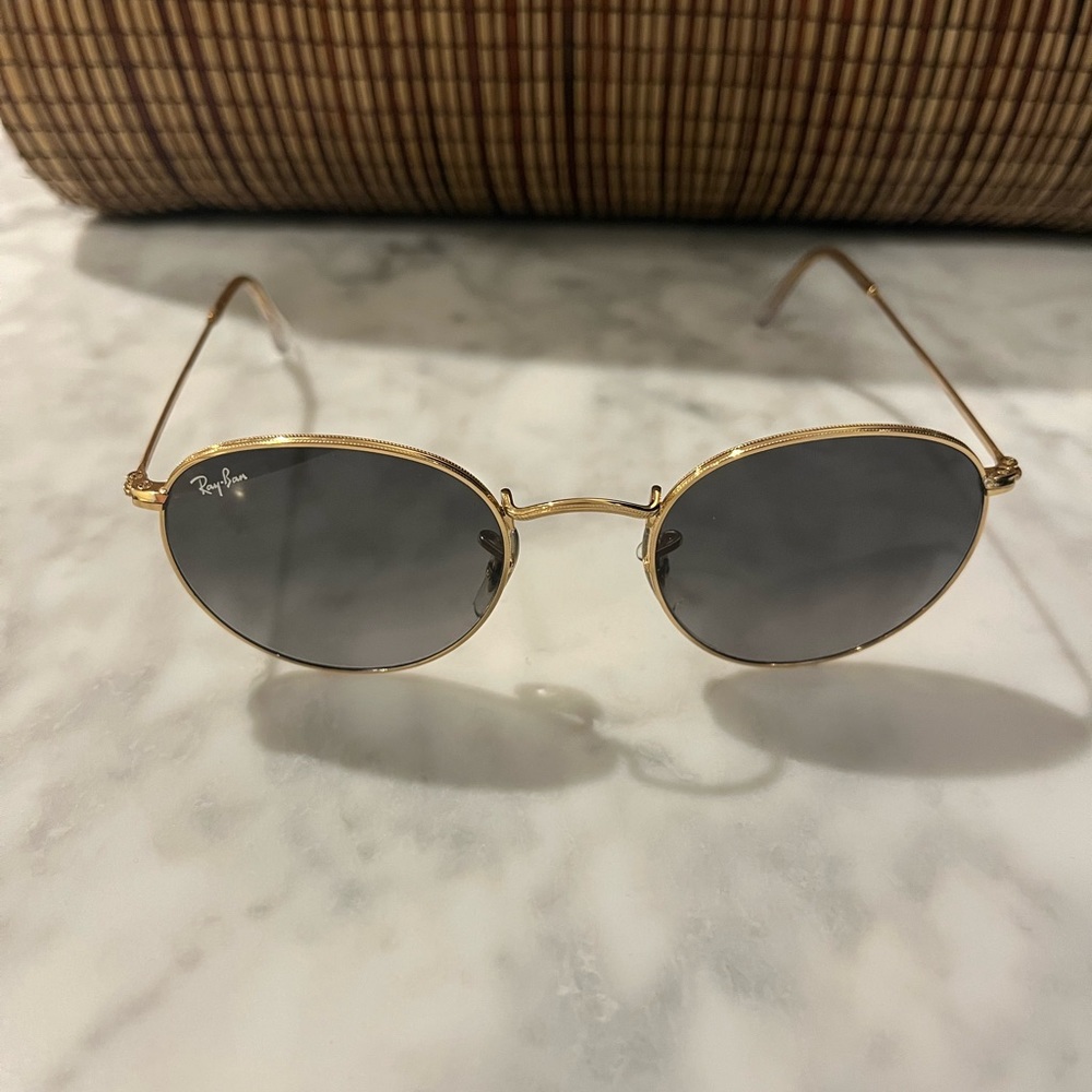 Round Metal Ray-Ban Sunglasses with Polished Gold Frames